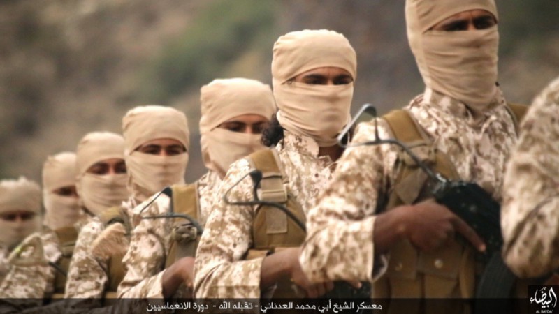 بعد مزاعم تحرير بلحاف داعش يقيم معسكرا جديداً باسم “العدناني” (صور)