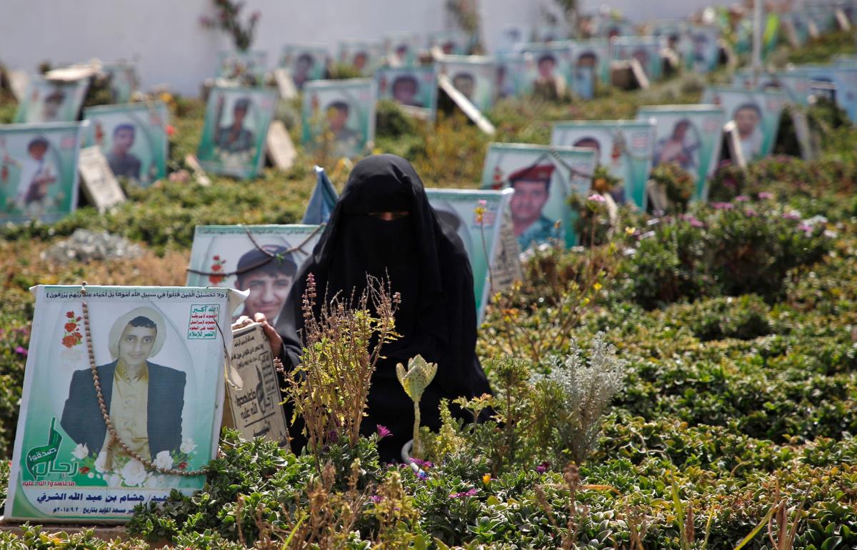 عيد الحب في اليمن.. الورود تهدى للمقابر