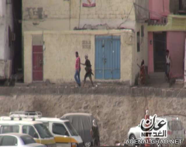 عدن.. الحراك يتهم عصابات شلال شايع والمحافظ بتنفيذ حملات اعتقالات لناشطيه