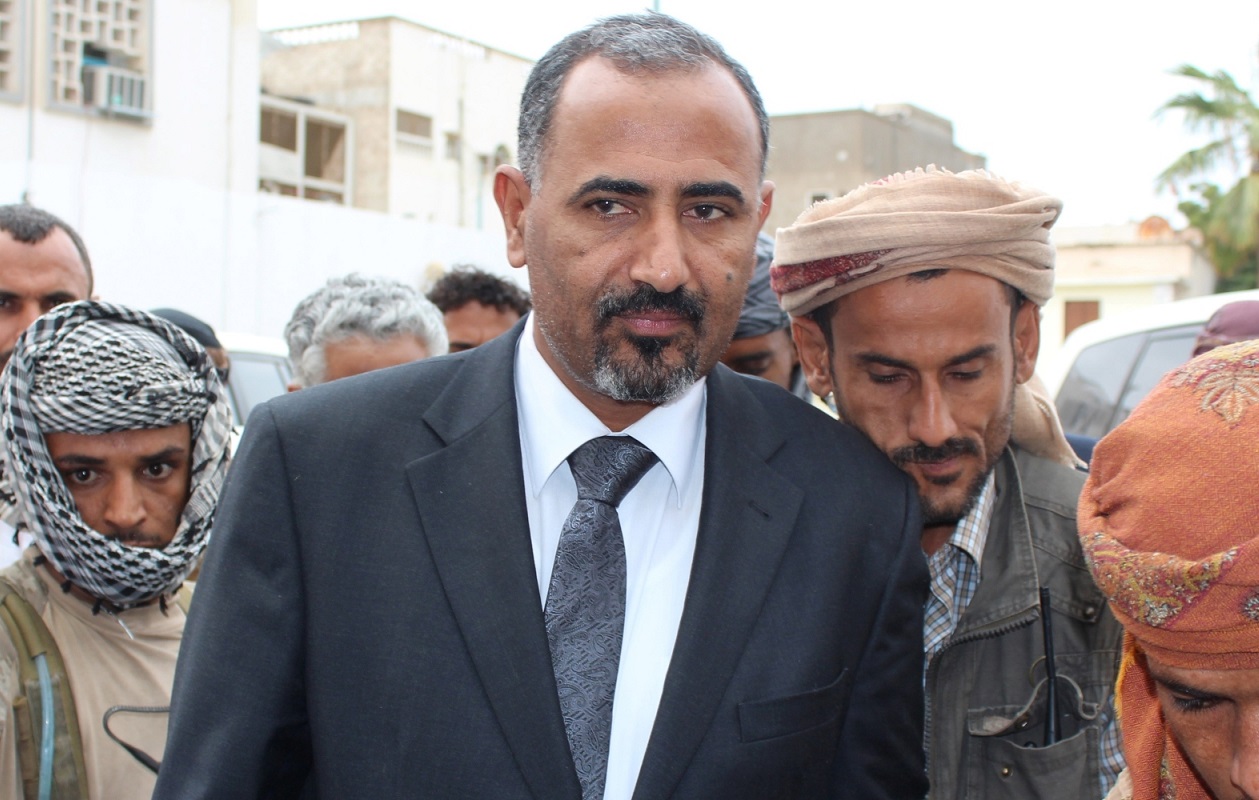 مسؤول يمني يؤكد لقاء “الزبيدي” بنجل “صالح” وبن بريك يرفض الحضور