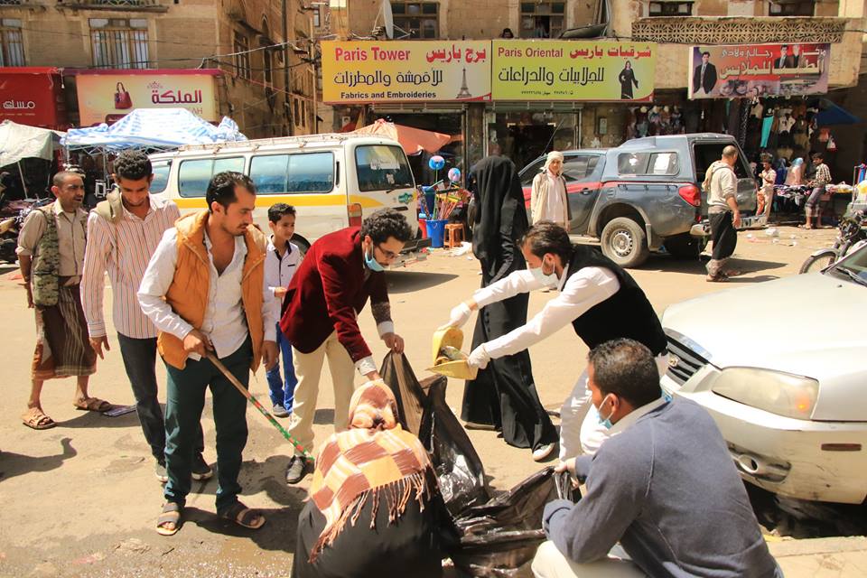 صنعاء : المواطنون يشاركون في رفع مخلفات القمامة