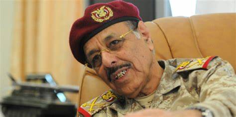 الجنرال علي محسن الأحمر: الأشقاء الذين خذلوا هادي لن يتمسكوا بالعليمي