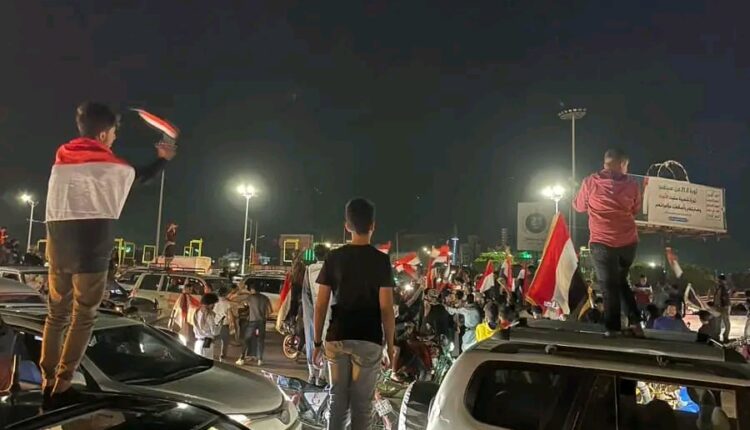 مواطنون ونشطاء بأنصار الله يحتفلون بثورة ٢٦ سبتمبر جوار ضريح الصماد بميدان السبعين