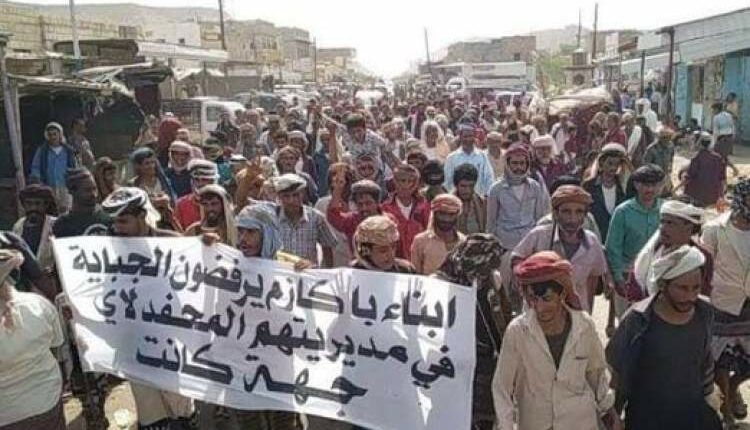 احتجاجات شعبية في أبين ضد حكومة العليمي والقبائل تهدد بمواجهة الانتقالي