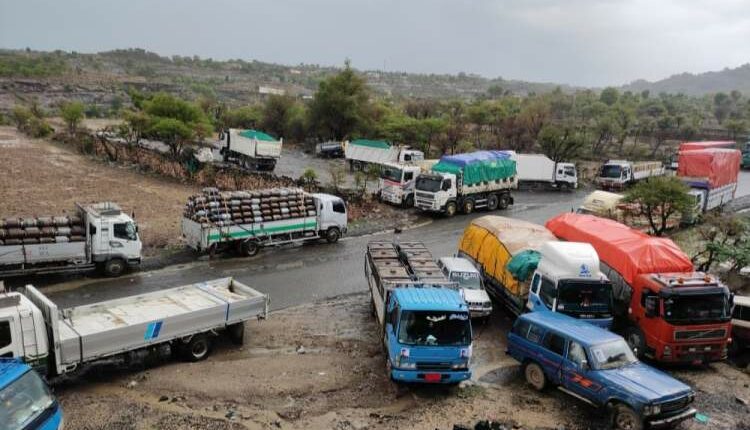 تصاعد الجبايات غير القانونية يدفع سائقي الشاحنات في عدن للإضراب الشامل