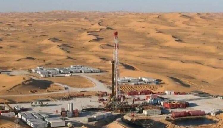 تداعيات توقف إنتاج النفط في الحقول النفطية شرق اليمن بعد امتلاء خزاناتها (تقرير)