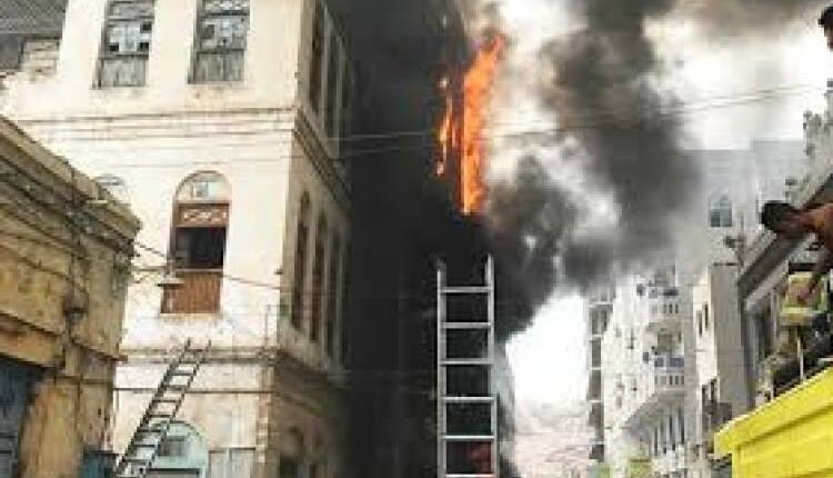 إصابة عدد من المواطنين في حريق هائل في عدن