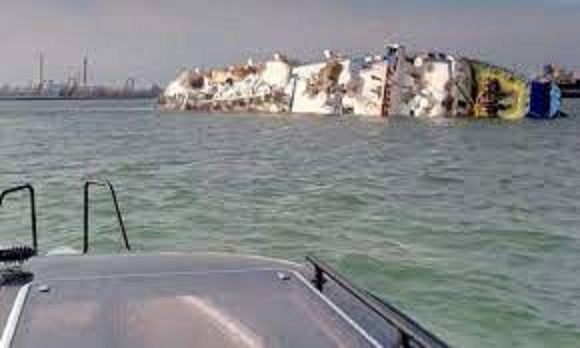 السفينة الغامضة الغارقة بساحل البريقة تتسبب بتلوث نفطي في مياه خليج عدن