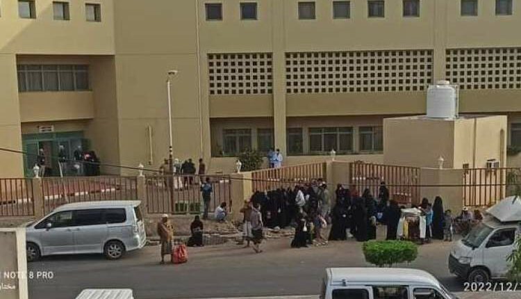 مسلحو الانتقالي يغلقون أكبر مستشفى في عدن في وجه المرضى