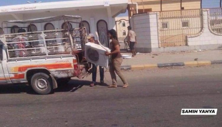 الوضع المعيشي في عدن يدفع الأهالي لبيع أثاثهم