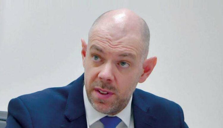السفير البريطاني يؤيد جرعة الأسعار الكارثية ويؤكد ابتزاز التحالف لليمنيين
