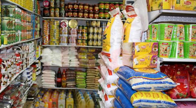 التجار بمناطق حكومة صنعاء يعترضون على قائمة الأسعار الغذائية المخفضة التي أعلنتها الحكومة