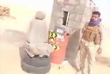 مسافر يوثق بالفيديو بلطجة مليشيات التحالف بالزي العسكري على المسافرين بين مأرب وحضرموت
