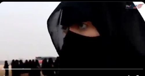 نساء المهرة مثل رجالها.. وقفة احتجاجية تصف التواجد العسكري الأجنبي بمطار الغيضة بالاحتلال