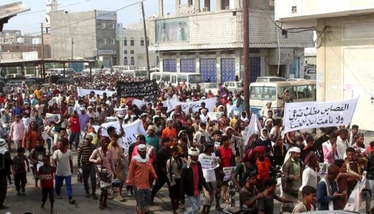 احتجاجات شعبية عارمة في أبين تنديدًا بالانفلات الأمني