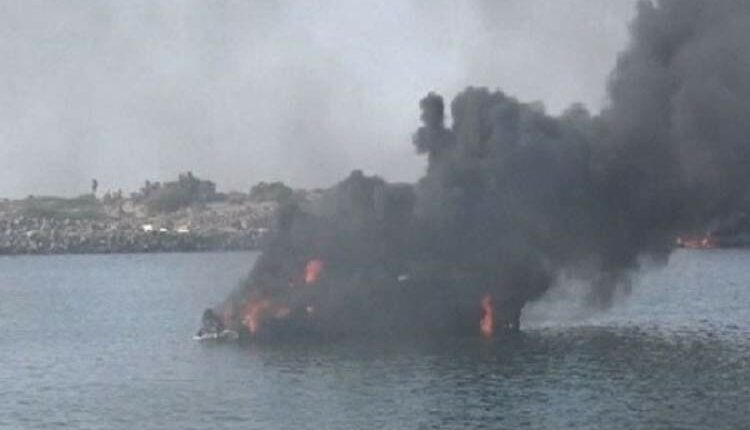 سفن التحالف تستهدف 16 فردًا من أسرة يمنية واحدة على متن قارب قبالة الساحل الغربي