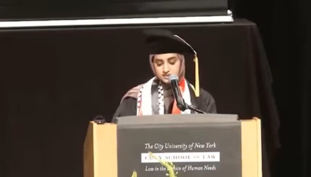 ضجة في الولايات المتحدة بسبب كلمة طالبة يمنية في حفل تخرجها من جامعة نيويورك