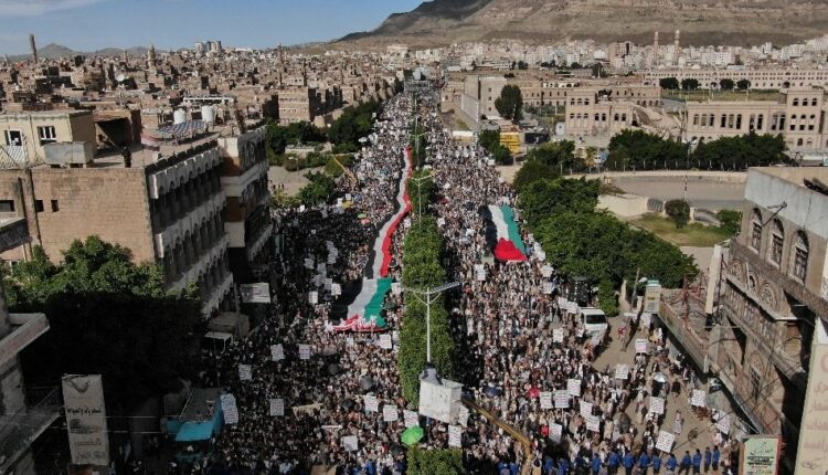 مسيرات حاشدة في اليمن تضامنًا مع فلسطين واستعدادًا لكل الخيارات