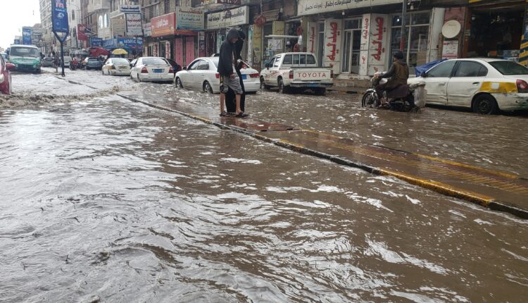 شاهد| سيول الأمطار تغمر شوارع العاصمة صنعاء