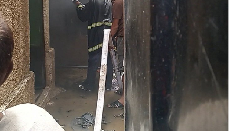 الدفاع المدني يطفئ حريق نشب بأحد المنازل في صنعاء