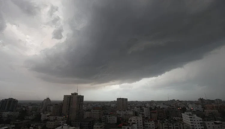 أمطار متوسطة إلى شديدة تهطل على صنعاء وعدد من المحافظات اليمنية