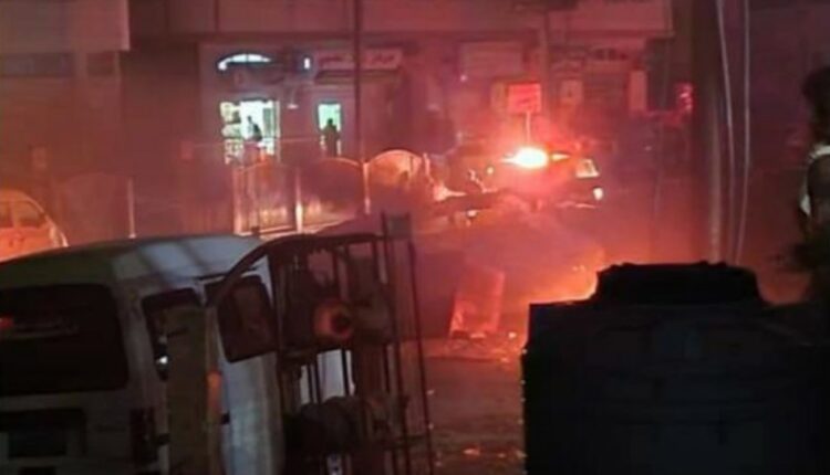 صور للمظاهرات الليلية الآن في عدن قطع شوارع وإشعال للنيران