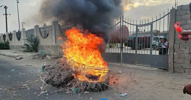 تظاهرات وقطع للشوارع في أبين احتجاجاً على انقطاع الكهرباء ودعوات لعصيان مدني