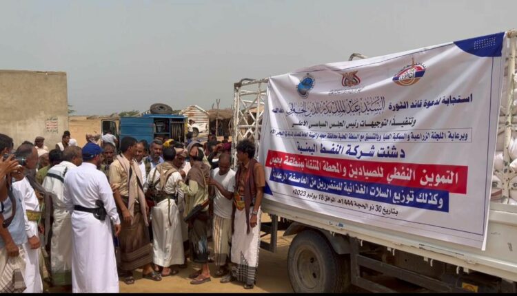 عدد من المسؤولين من صنعاء يشرفون بأنفسهم على بيع المشتقات النفطية للصيادين بالسعر الرسمي