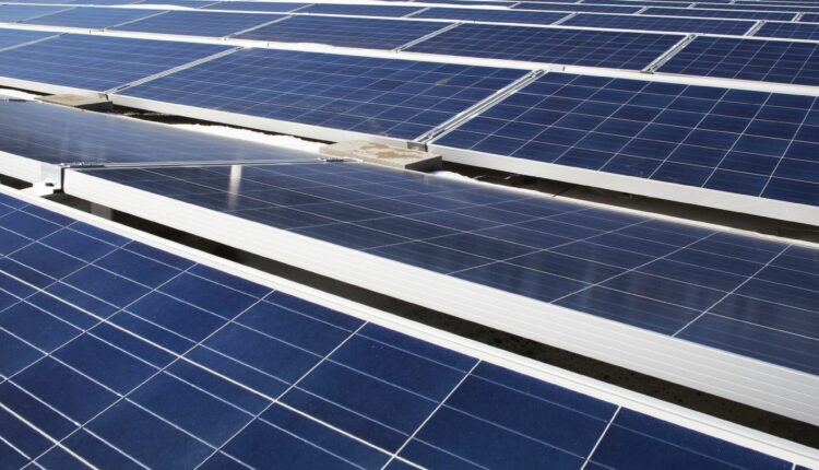 الإرياني يعرقل تشغيل مشروع الطاقة الشمسية في عدن