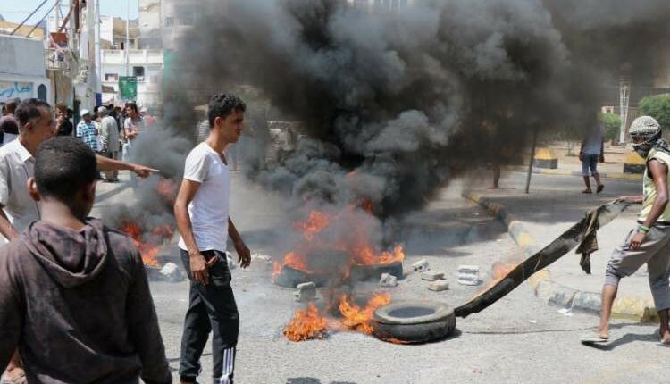 تظاهرة شعبية جديدة غاضبة في عدن تنديدًا بتدهور الوضع المعيشي والخدمي