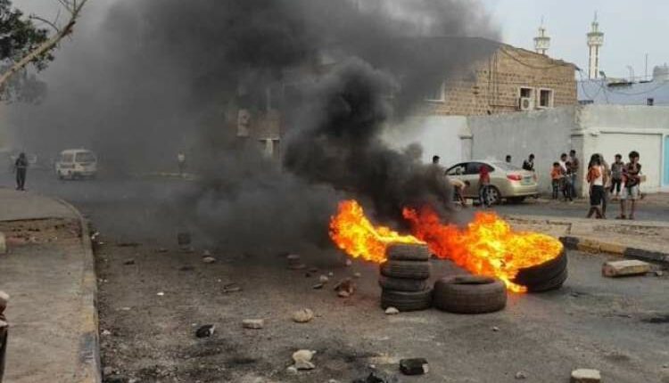 وسط تجاهل مستمر لمطالبهم.. سكان عدن يواصلون احتجاجاتهم