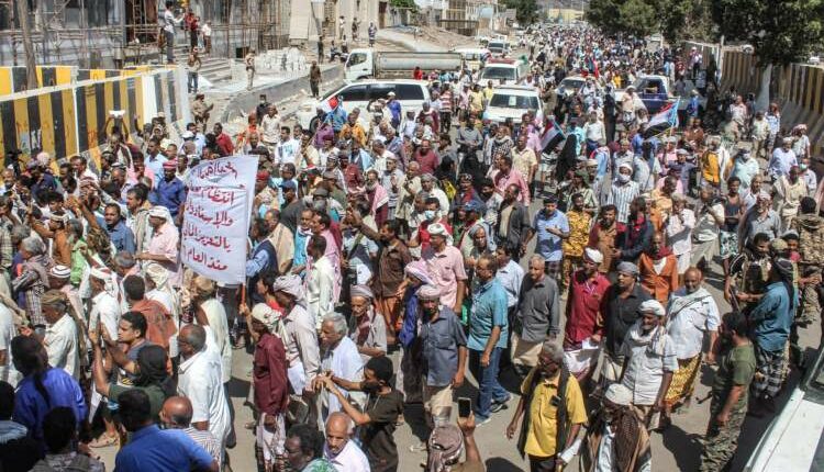 الانتقالي بساند المظاهرات ضد العليمي وحكومة معين في عدن