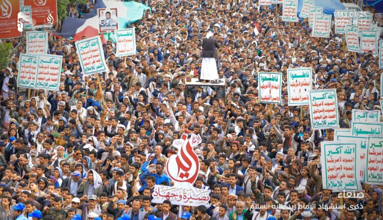 تظاهرات في اليمن تحذر من تكلفة باهظة إذا استمر الحصار و “الاحتلال”