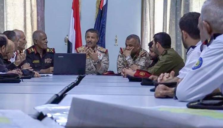 وزير دفاع صنعاء يوجه القوات البحرية والدفاع الساحلي برفع الجاهزية القتالية والعسكرية