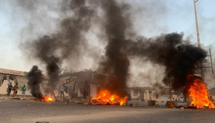 الاحتجاجات الشعبية الغاضبة تقترب من قصر معاشيق في عدن