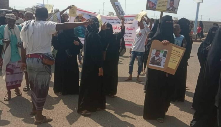 وقفة احتجاجية في عدن تنديدًا بالإفراج عن متنفذ مدان بجريمة قتل
