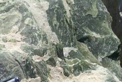 مصدر يكشف نوع الأحجار التي يتم جمعها من أبين وإخراجها خارج اليمن من عدن