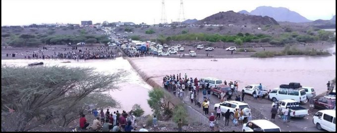 فيضانات تجتاح منطقة “بله” في لحج: حصار المسافرين وغرق المركبات في ظل هطول الأمطار الغزيرة