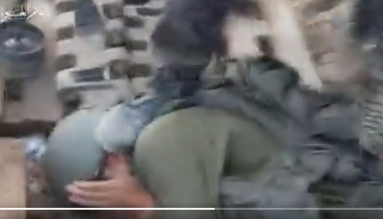فيديو.. اقتحام كتائب القسام لموقع إسناد تابع لكتيبة “كيسوفيم”