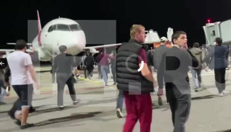 عاجل| بالفيديو متظاهرون يقتحمون مطارا في داغستان لقتل مسافرين “إسرائيليين”