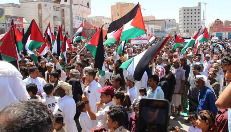 تظاهرة كبيرة في المهرة شرق اليمن تأييداً للمقاومة الفلسطينية وتنديداً بجرائم كيان الاحتلال في قطاع غزة