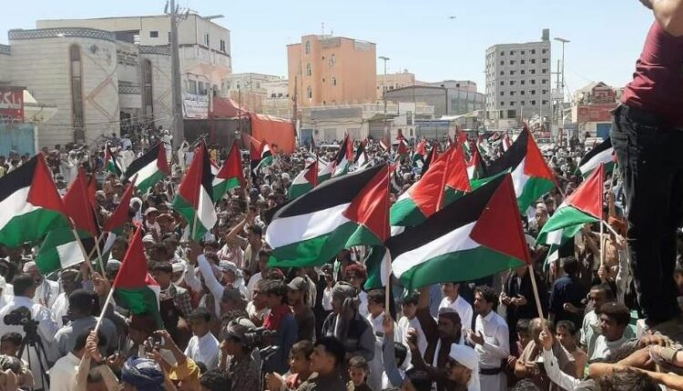 تظاهرات في أبين وحضرموت وشبوة تدعم المقاومة الفلسطينية وتندد بالاحتلال الإسرائيلي