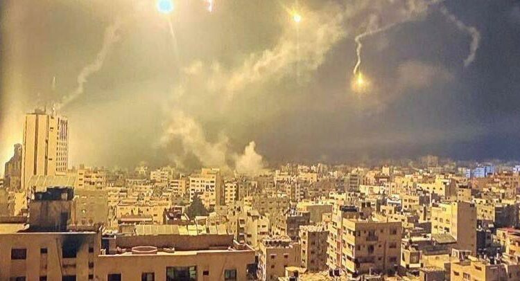 عاجل | المدفعية الإسرائيلية تواصل قصف غزة وإطلاق قنابل إنارة فوق مستشفى الشفاء