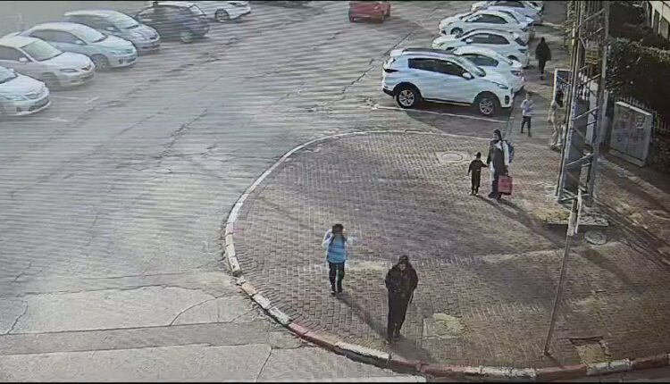 جريمة وحشية: مسّتوطن صهيوني يطعن سيدة فلسطينية حامل أمام أطفالها في مدينة اللد