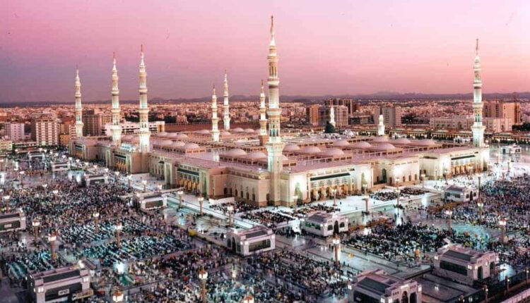 السلطات السعودية تعتقل معتمر جزائري في المسجد النبوي بتهمة الدعاء لغزة وأهلها