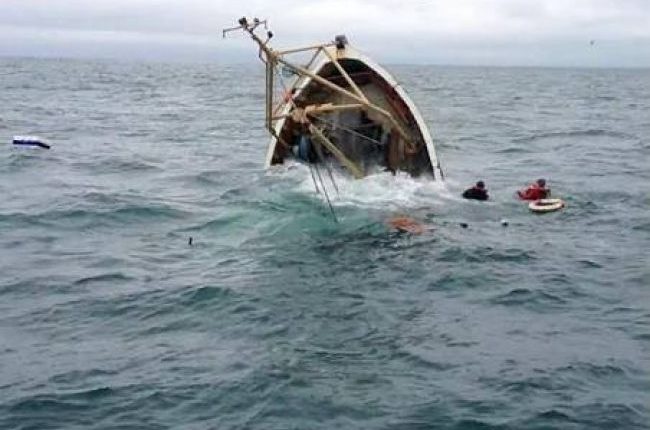 انقاذ خمسة صيادين وفقدان سادس بعد غرق قاربهم قبالة سواحل الخوخة