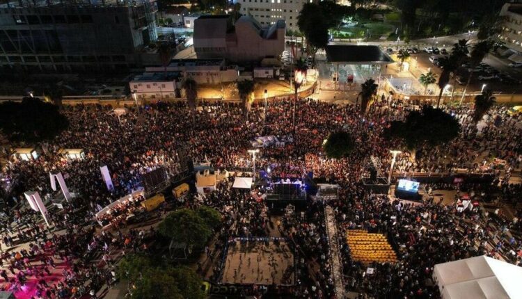 من بينهم أسرى أفرج عنهم،،متظاهرون وسط تل أبيب: نتنياهو هو المذنب
