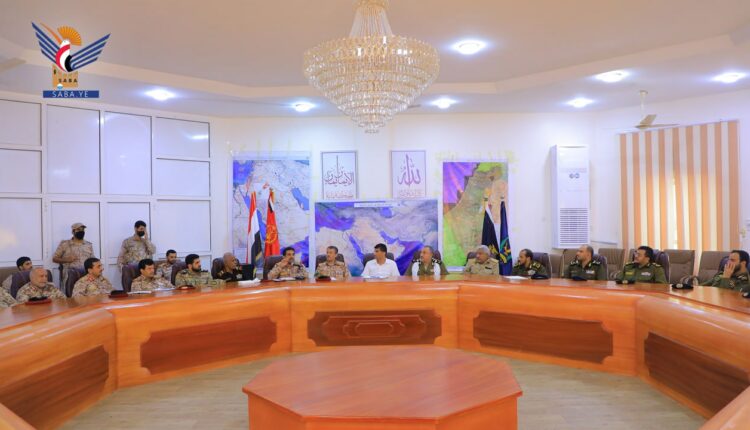 اجتماع استثنائي لقادة القوات العسكرية والأمنية اليمنية قرب باب المندب