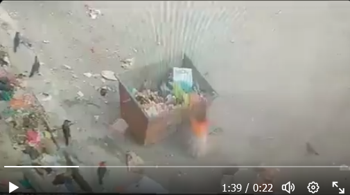 أثناء بحثها عن بقايا طعام من القمامة.. وفاة طفلة بعد انقلاب برميل القمامة عليها في عدن (فيديو)