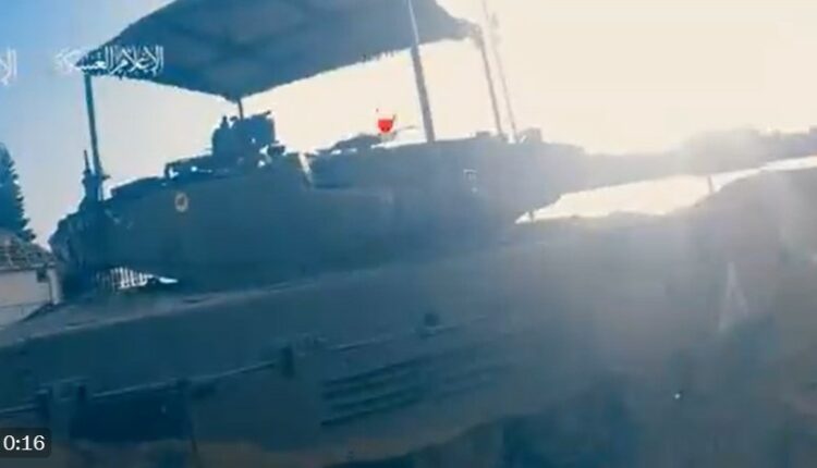 فيديو..مجاهد فلسطيني يخرج من نفق ويلصق عبوة ناسفة في دبابة ويعود سالما